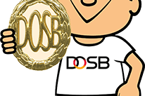 Karikatur eines Jungen mit DOSB-T-Shirt, der eine goldene Medaille h&auml;lt und l&auml;chelt.