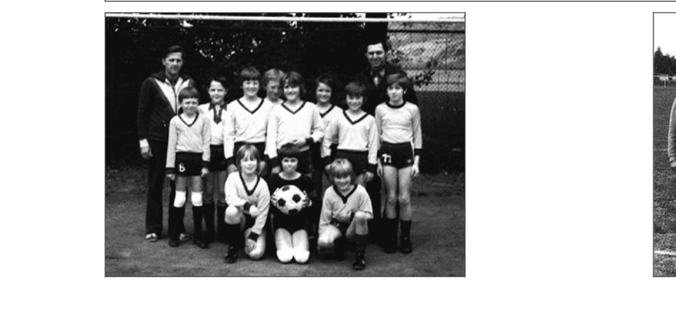Schwarzwei&szlig;foto einer Fu&szlig;ballmannschaft mit Kindern in Trikots, posierend auf einem Platz, umgeben von zwei Trainern.